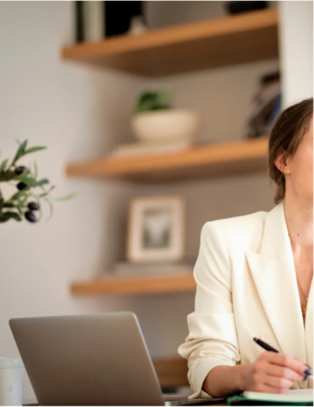 María de la Peña trabajando en su consulta